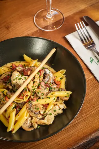 Creamy penne with chicken, pancetta and mushrooms